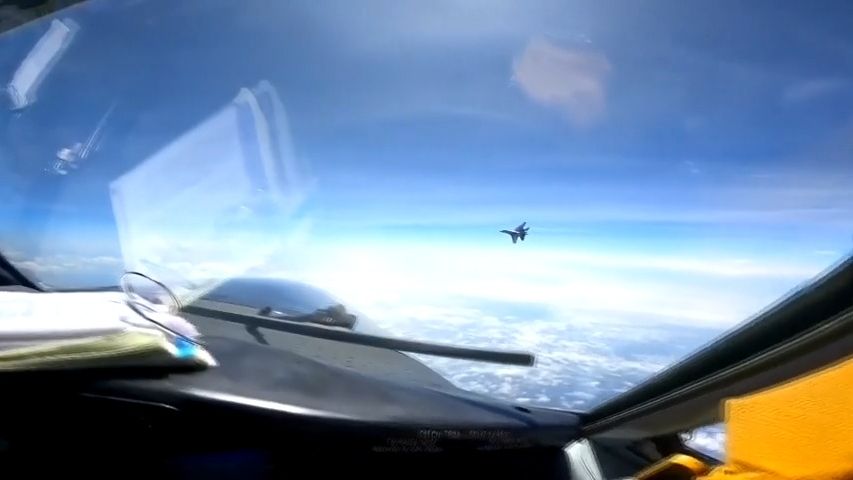 Záběry Pentagonu ukazují manévr čínské stíhačky přímo před americkým letadlem